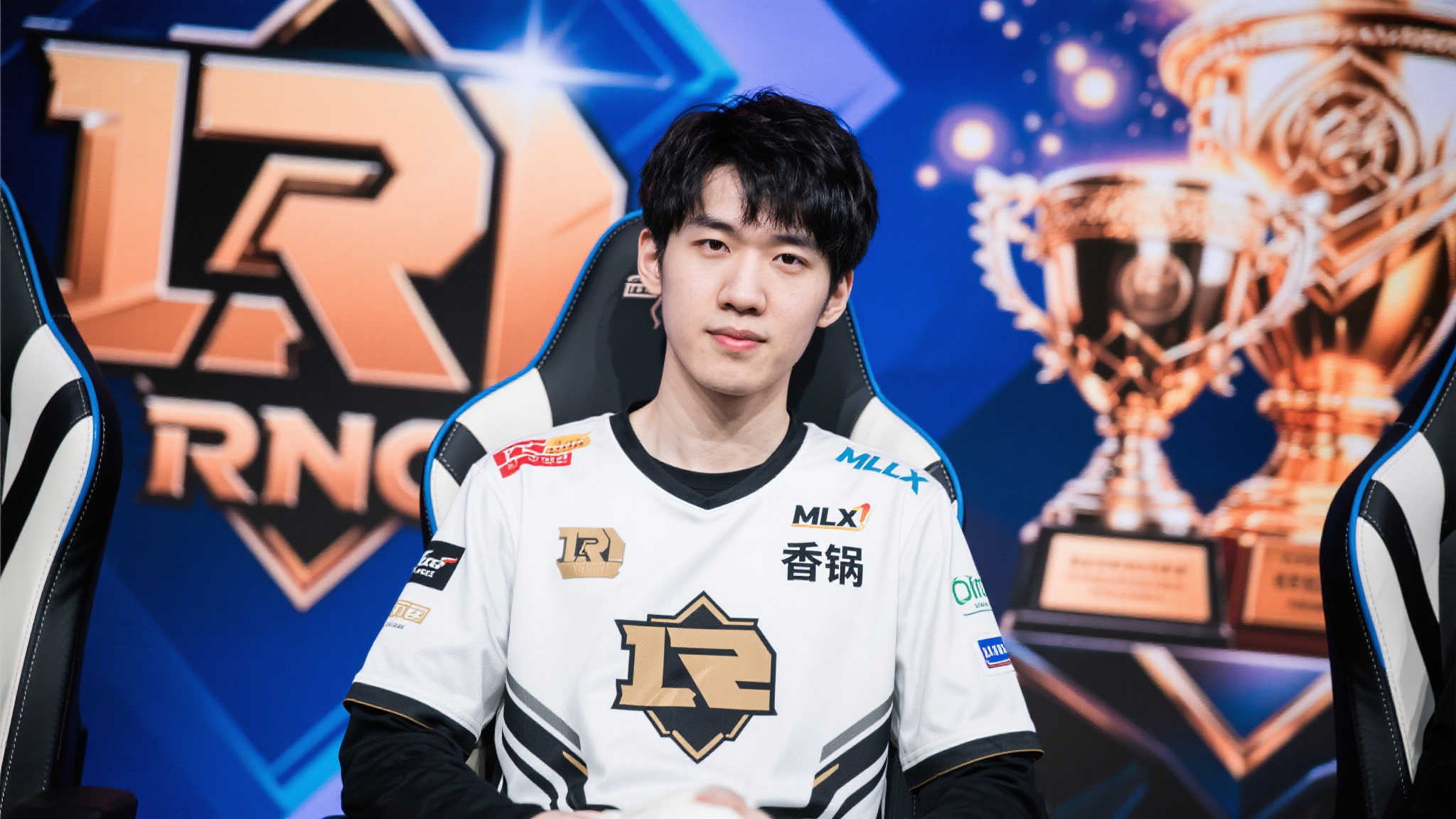 【直播热议】硬币哥复出的可能性:若重回巅峰RNG水平,身价或可达3亿元 谈及中国英雄联盟史上最闪耀的一批职业选手,前RNG